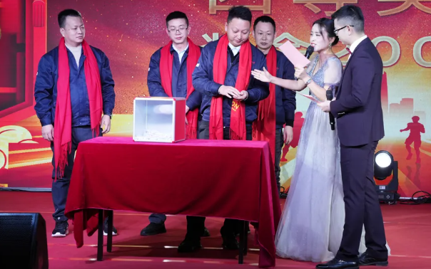黄石腾博会官网2024年终晚会：凝心聚力，共创鲜丽！